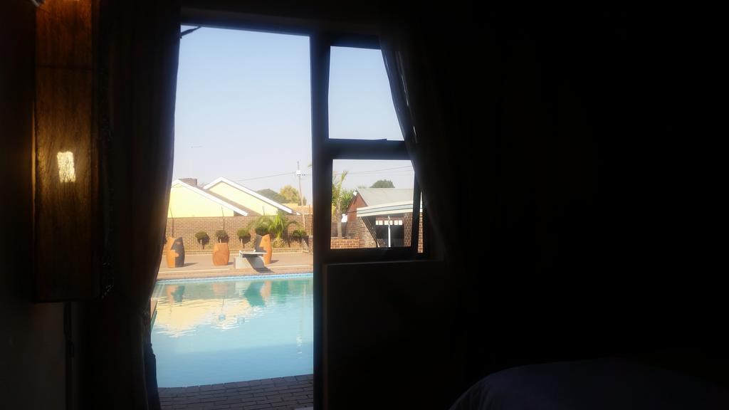 African Phoenix Guest Lodge Johannesburg Bagian luar foto
