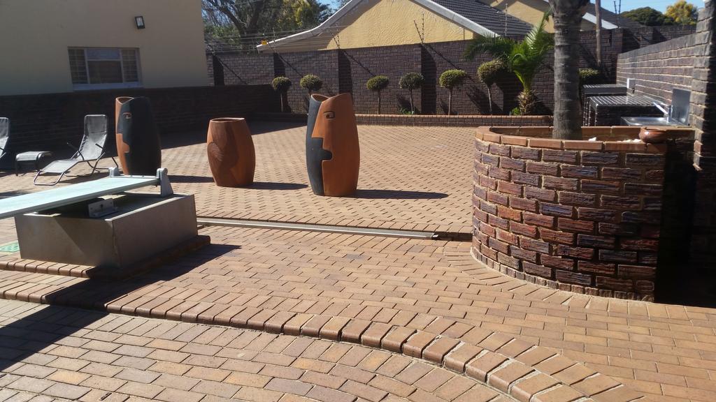African Phoenix Guest Lodge Johannesburg Bagian luar foto