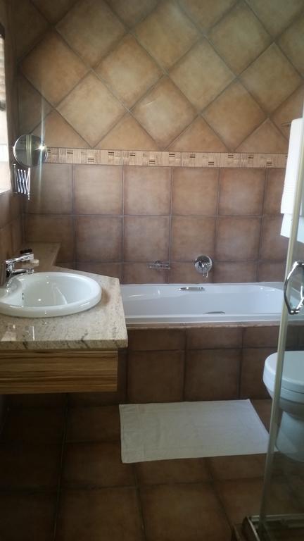 African Phoenix Guest Lodge Johannesburg Bagian luar foto