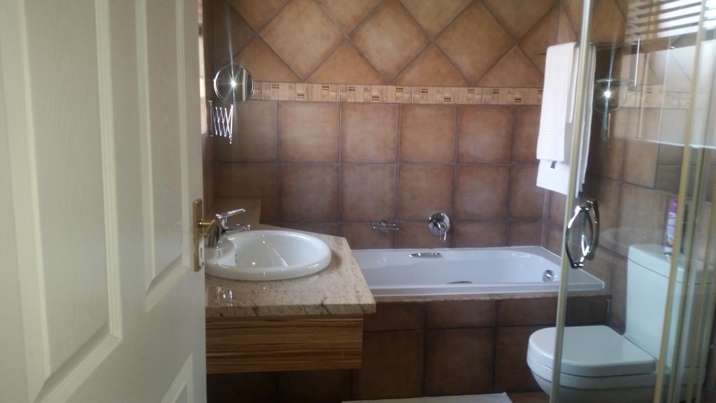 African Phoenix Guest Lodge Johannesburg Bagian luar foto