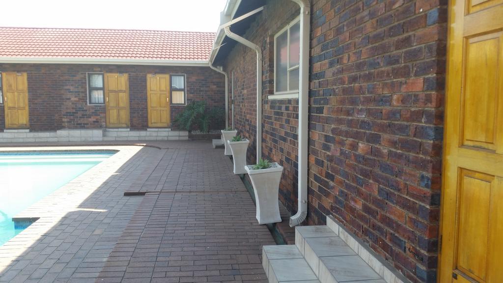 African Phoenix Guest Lodge Johannesburg Bagian luar foto