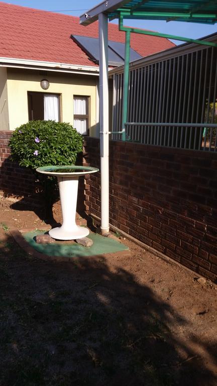 African Phoenix Guest Lodge Johannesburg Bagian luar foto