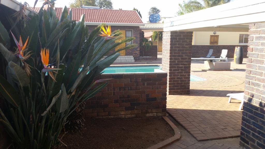 African Phoenix Guest Lodge Johannesburg Bagian luar foto