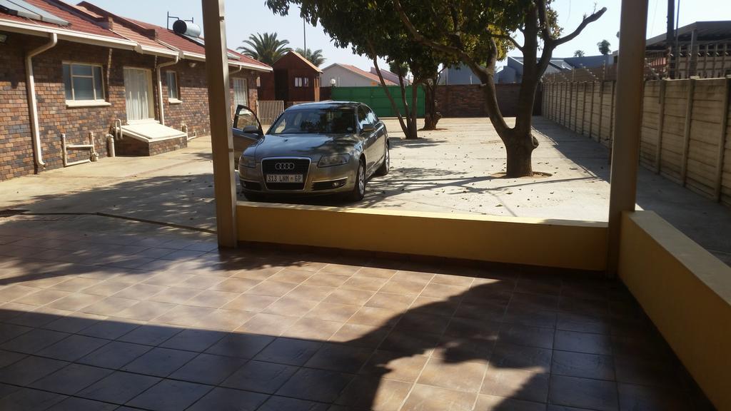African Phoenix Guest Lodge Johannesburg Bagian luar foto