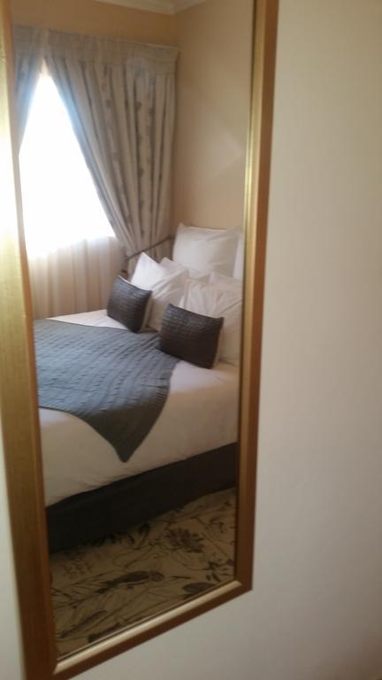 African Phoenix Guest Lodge Johannesburg Bagian luar foto