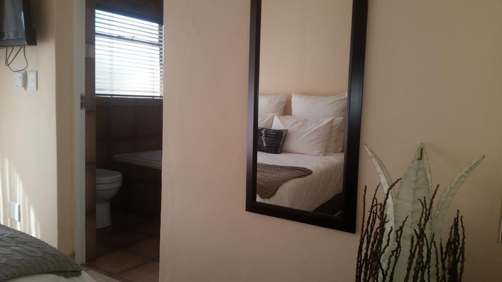 African Phoenix Guest Lodge Johannesburg Bagian luar foto