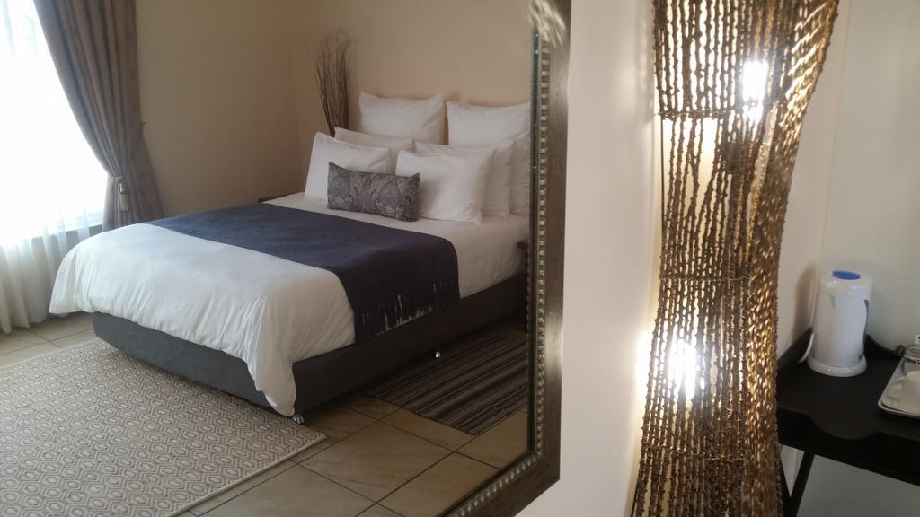 African Phoenix Guest Lodge Johannesburg Bagian luar foto