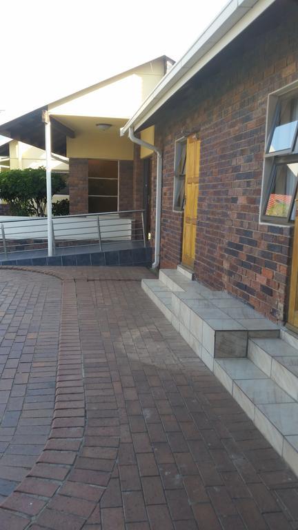 African Phoenix Guest Lodge Johannesburg Bagian luar foto