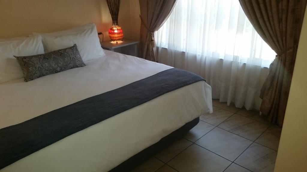African Phoenix Guest Lodge Johannesburg Bagian luar foto