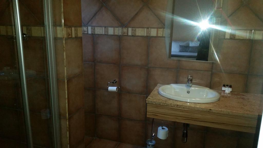 African Phoenix Guest Lodge Johannesburg Bagian luar foto
