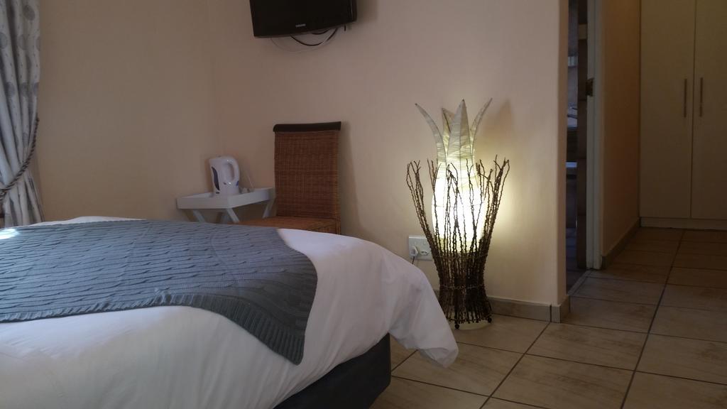 African Phoenix Guest Lodge Johannesburg Bagian luar foto