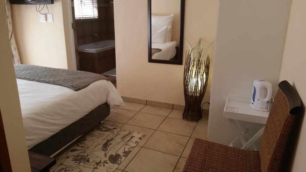 African Phoenix Guest Lodge Johannesburg Bagian luar foto