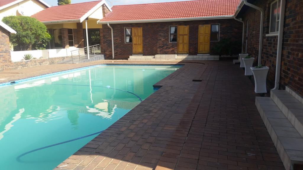 African Phoenix Guest Lodge Johannesburg Bagian luar foto