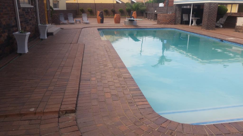 African Phoenix Guest Lodge Johannesburg Bagian luar foto
