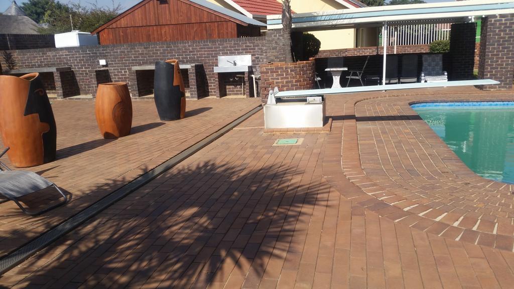 African Phoenix Guest Lodge Johannesburg Bagian luar foto